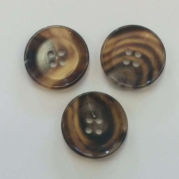 Bøffelhornsknap 42 : brun - 18 mm