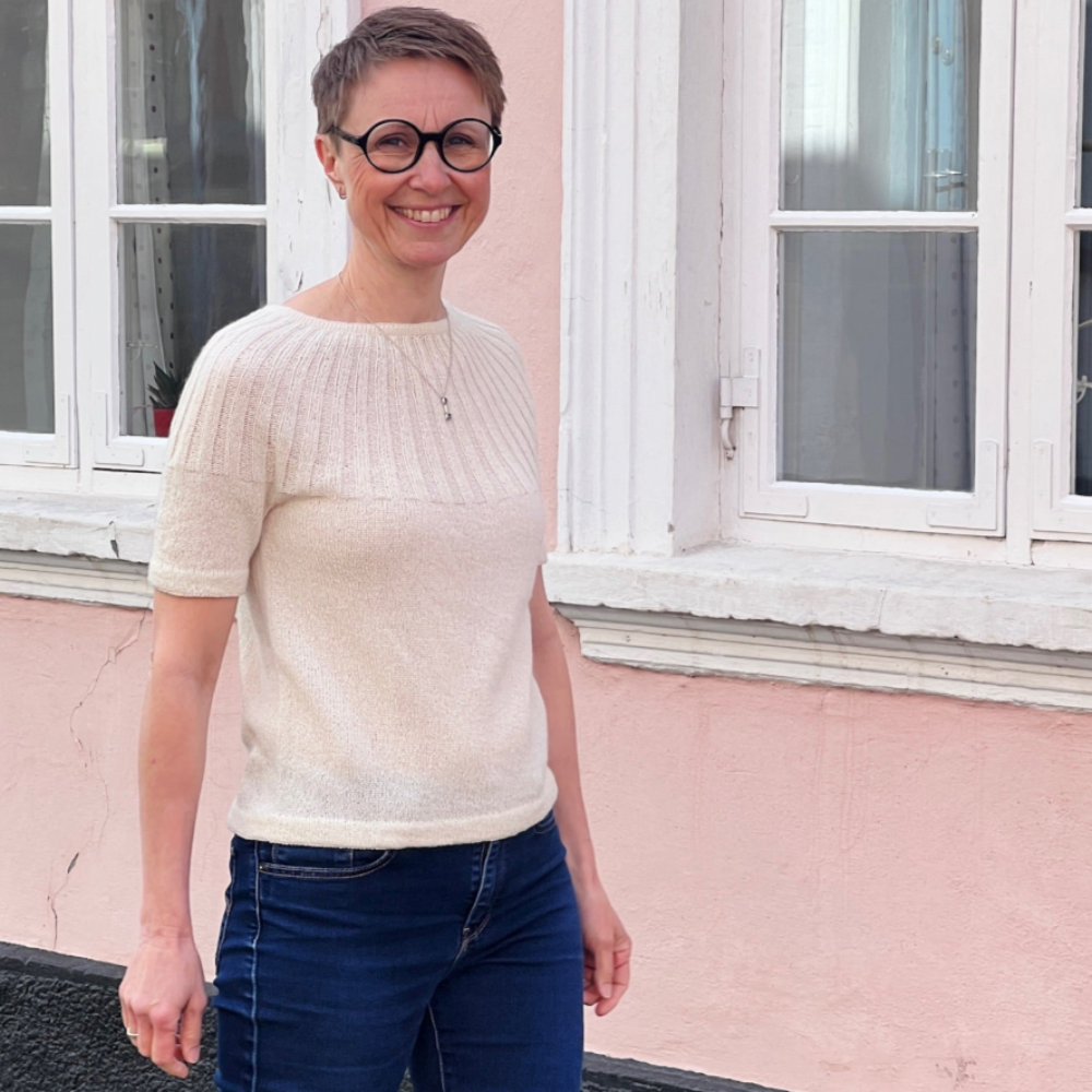 Sunday Tee PetiteKnit - Strikkekit Cashmere
