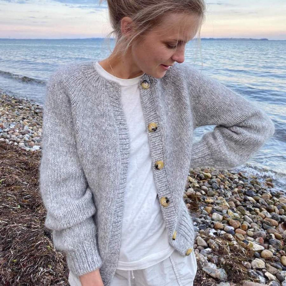 Novice Cardigan - Chunky Edition PetiteKnit - Strikkekit Baby Suri Alpaca