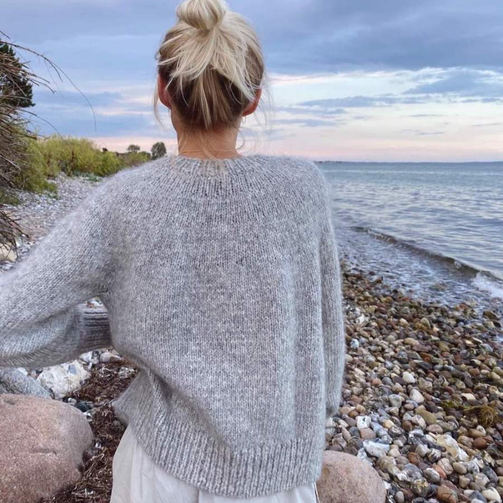 Novice Cardigan - Chunky Edition PetiteKnit - Strikkekit Baby Suri Alpaca