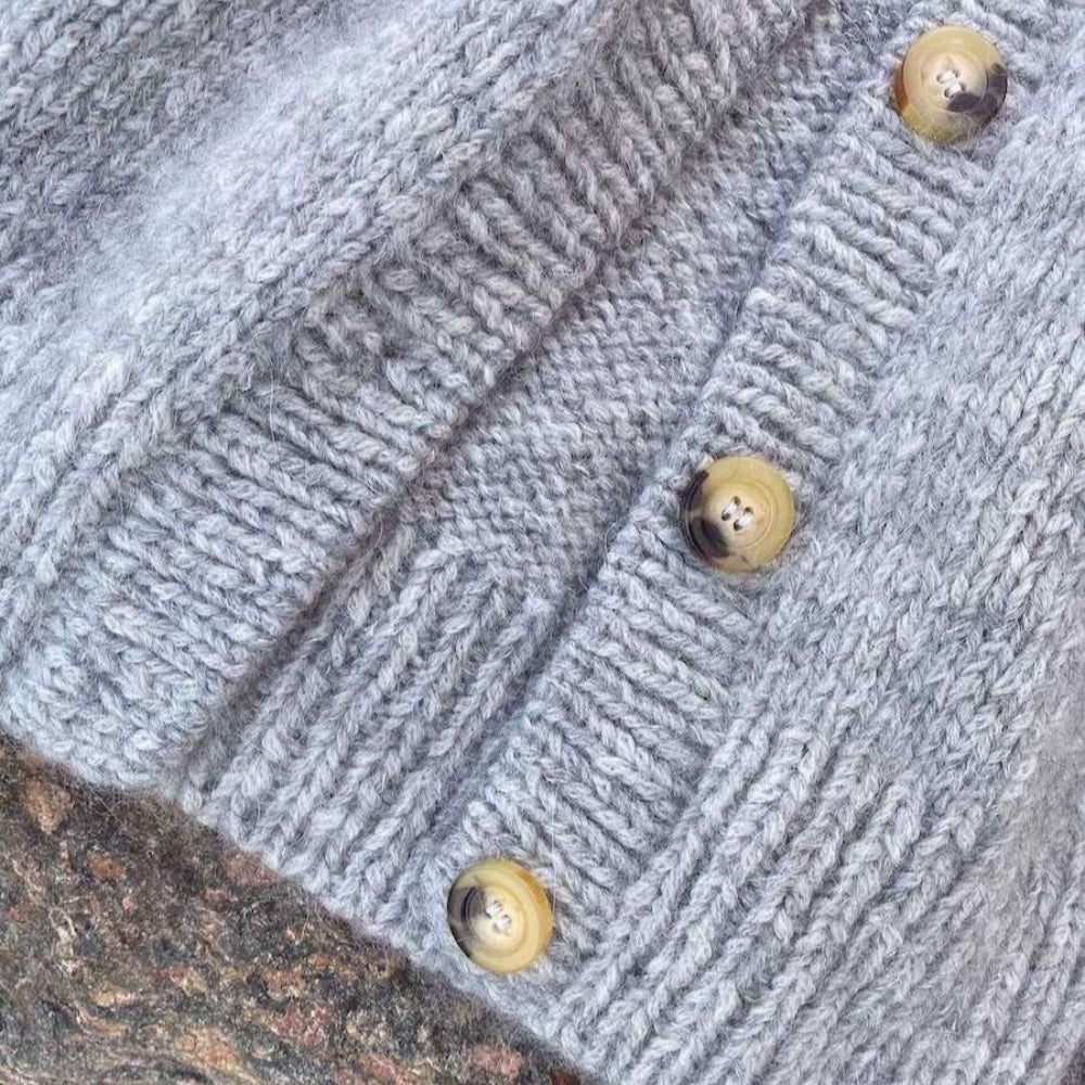 Novice Cardigan - Chunky Edition PetiteKnit - Strikkekit Baby Suri Alpaca