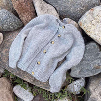 Novice Cardigan - Chunky Edition PetiteKnit - Strikkekit Baby Suri Alpaca