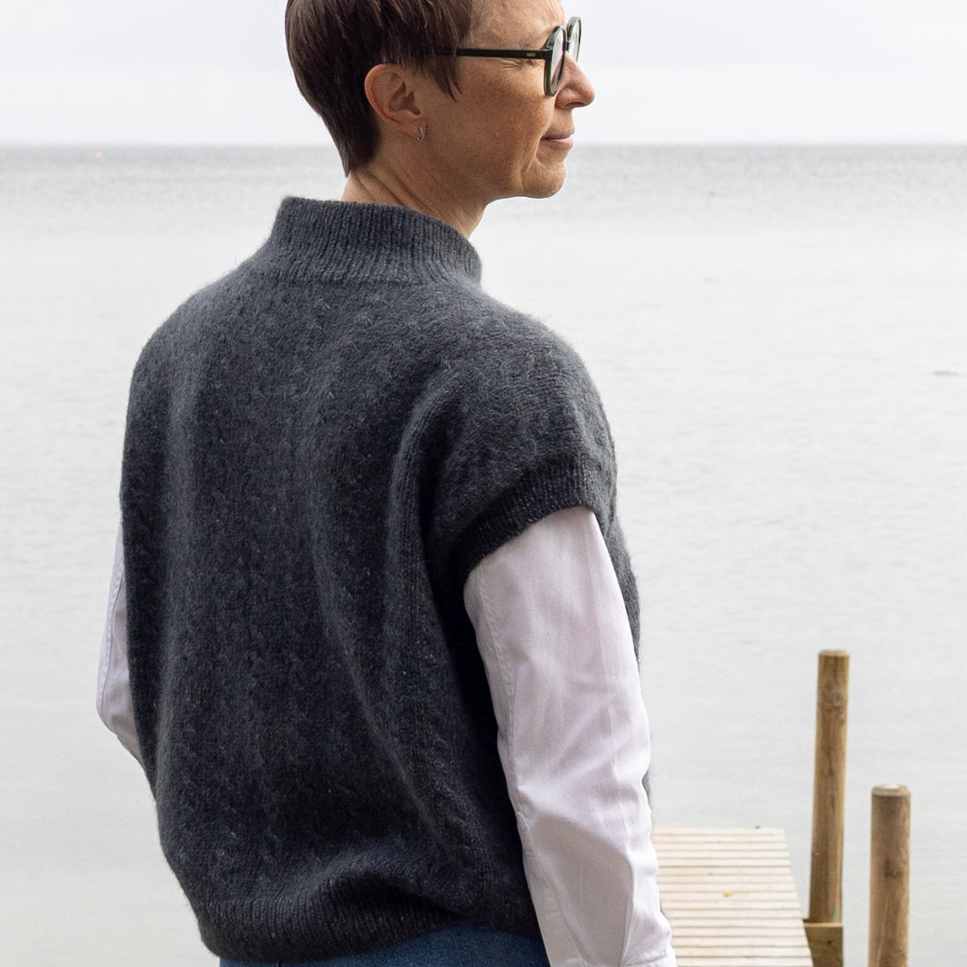Adventskalender – Strikkekit med 4 gaver (Ripple Vest Lenes Knitwear)