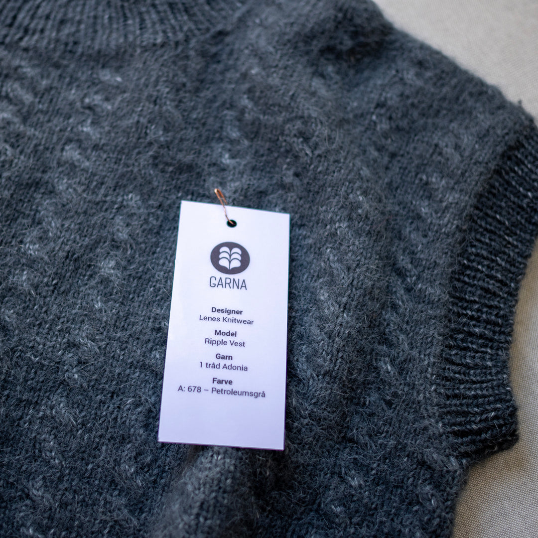 Adventskalender – Strikkekit med 4 gaver (Ripple Vest Lenes Knitwear)