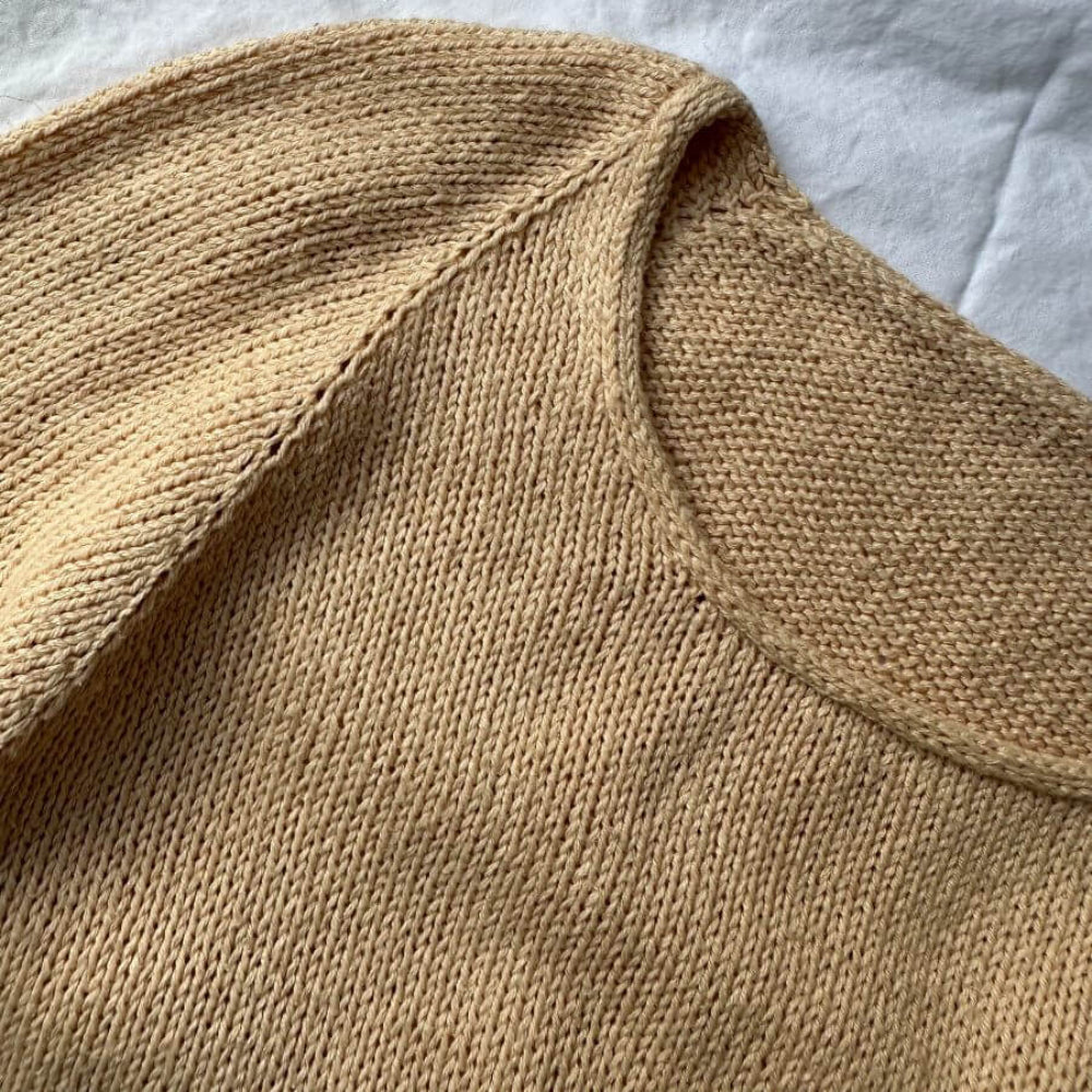Kumulus Tee O-neck PetiteKnit - Strikkekit lammeuld