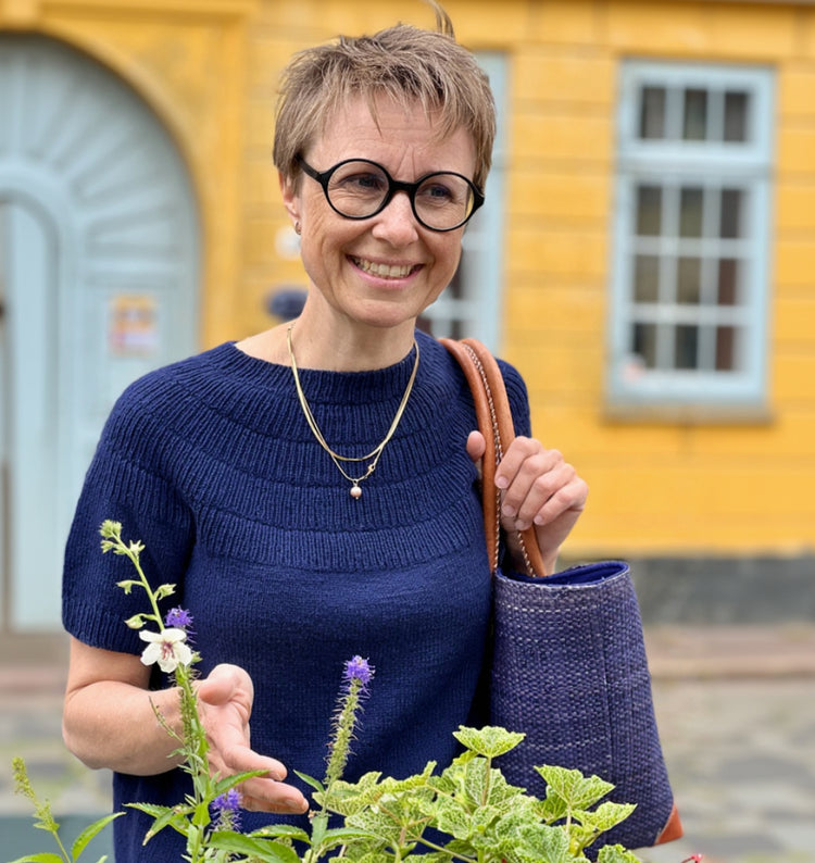 Med Anker Tee Strikkekit får du garn og PetiteKnit-mønster til den fine sommer t-shirt med et flot klassisk bærestykke.    Vi strikker Anker Tee i 1 tråd Garna Nobilis  - en blød lammeuld fra Skotland i den allerbedste kvalitet, 100% superfine lammeuld.   Størrelser: XS (S) M (L) XL (2XL) 3XL (4XL) 5 XL